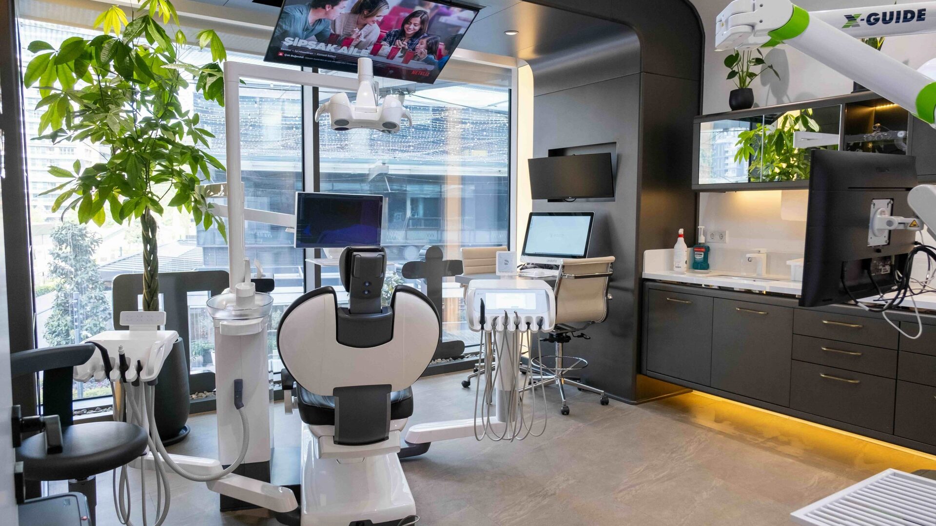 Mediterranean Smile: The Smart Traveler's Guide to Dental Excellence in Cyprus